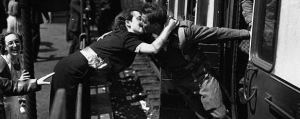 vintage-photos-of-soldiers-kissing-their-loved-ones-3